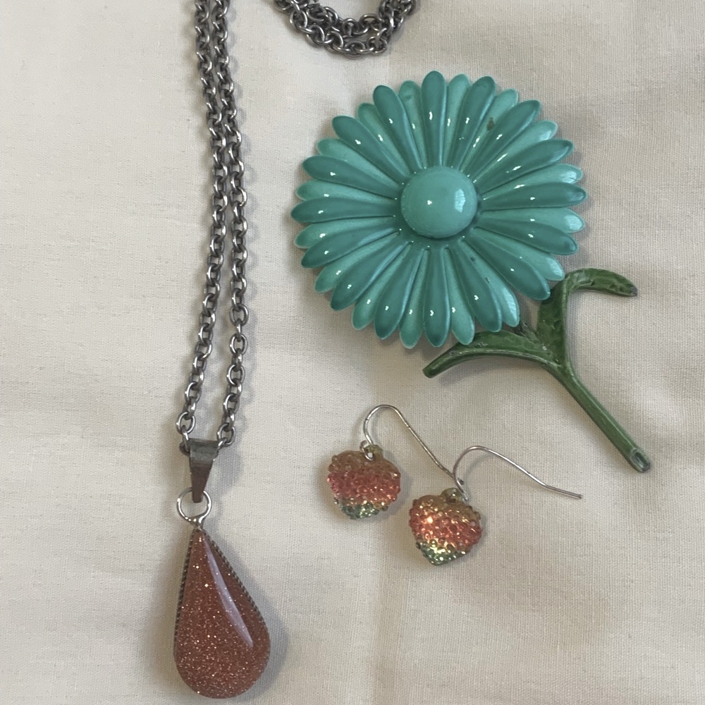 Vintage Jewelry Set Daisy Brooch Sandstone long Necklace Beaded Earrings